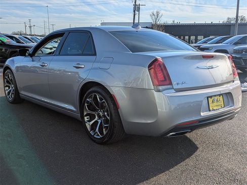 Used 2018 Chrysler 300 Touring w/ Sport Appearance Package image 6