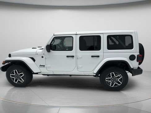 Used 2025 Jeep Wrangler Unlimited Sahara AWD/4WD image 8