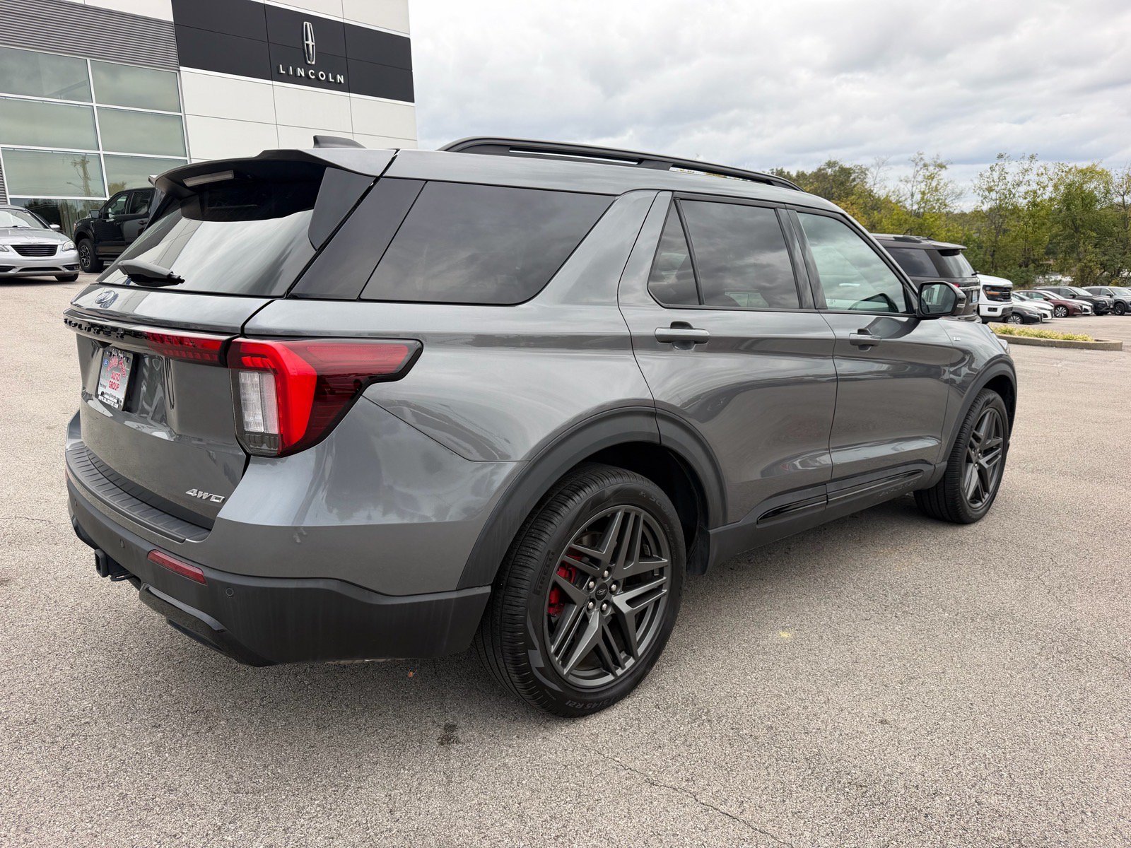 Used 2025 Ford Explorer ST-Line w/ ST-Line Street Pack AWD/4WD image 14