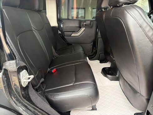 Used 2018 Jeep Wrangler Unlimited Rubicon w/ Connectivity Group AWD/4WD image 30