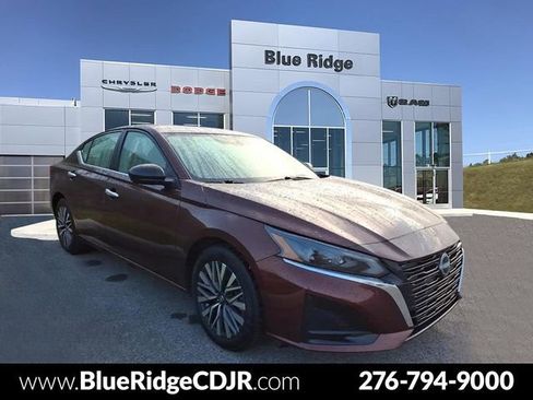 Used 2025 Nissan Altima 2.5 SV image 1