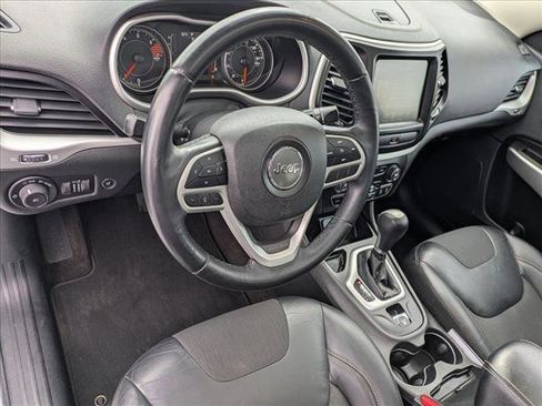 Used 2018 Jeep Cherokee Latitude Plus w/ Comfort/Convenience Group image 10