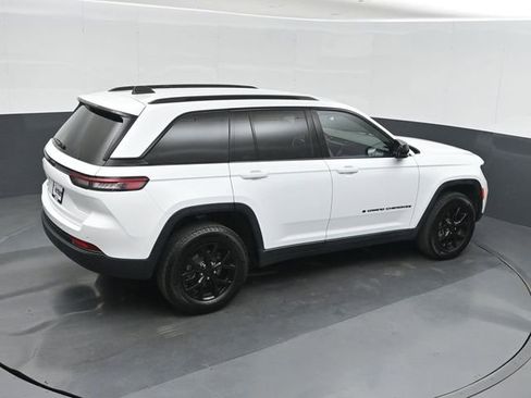Used 2025 Jeep Grand Cherokee Altitude AWD/4WD image 32