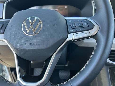 Certified 2025 Volkswagen Taos SE image 21