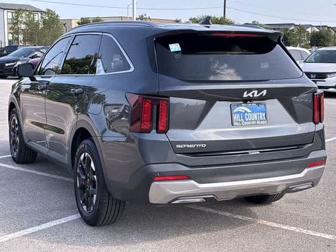 Used 2024 Kia Sorento S FWD image 4