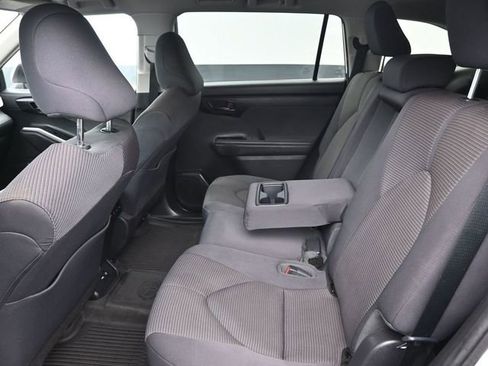 Used 2021 Toyota Highlander LE image 12