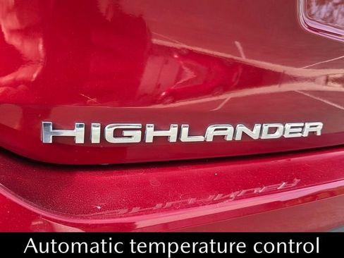 Used 2021 Toyota Highlander XLE image 12