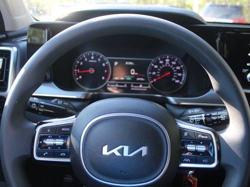 Certified 2023 Kia Sorento LX FWD image 25