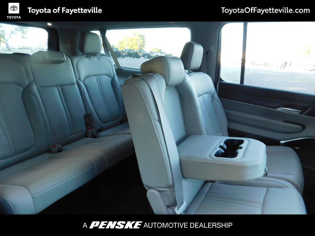 Used 2024 Jeep Wagoneer L Series II w/ Premium Group I AWD/4WD image 6