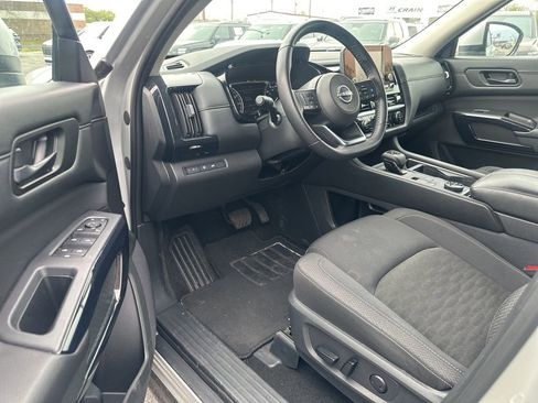Used 2025 Nissan Pathfinder SV image 28