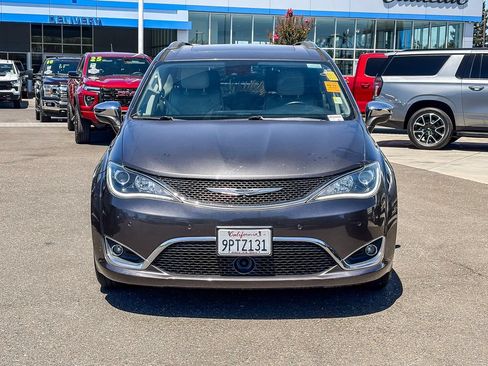 Used 2017 Chrysler Pacifica Limited w/ UConnect Theater Package FWD image 6