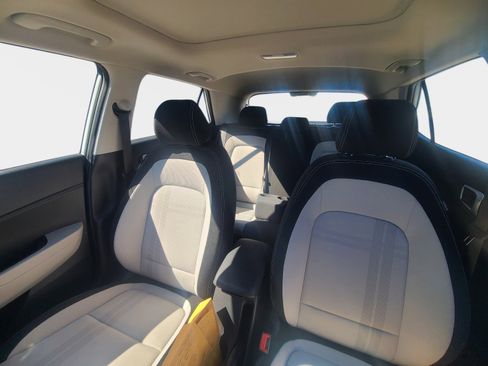 Certified 2025 Hyundai Venue SEL image 9