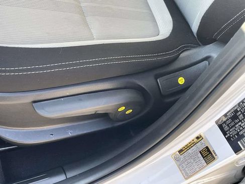 Certified 2025 Hyundai Venue SEL FWD image 17