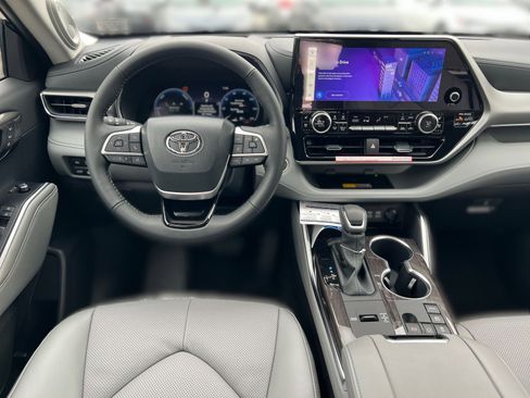 New 2026 Toyota Highlander Platinum image 18