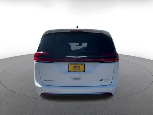 Used 2023 Chrysler Pacifica Touring-L FWD image 10