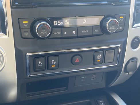 Used 2021 Nissan Titan SV w/ SV Convenience Package image 26