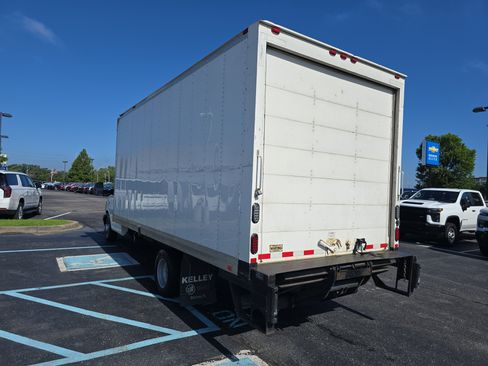 Used 2017 GMC Savana 4500 RWD image 5