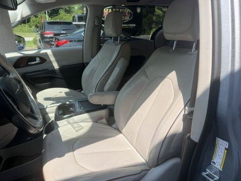 Used 2020 Chrysler Pacifica Limited FWD image 17