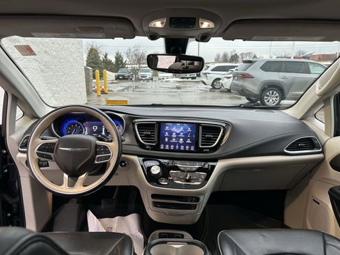 Used 2018 Chrysler Pacifica Limited image 22
