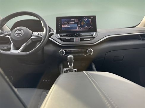 Used 2024 Nissan Altima 2.5 SV w/ SV Premium Package image 13