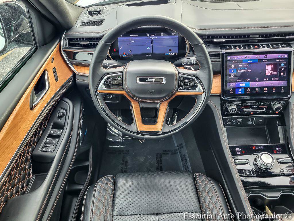 Used 2025 Jeep Grand Cherokee Summit AWD/4WD image 19