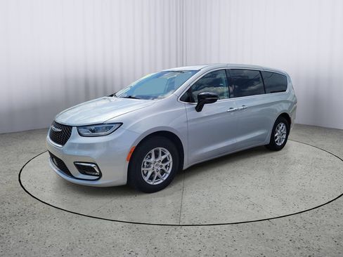Used 2024 Chrysler Pacifica Touring-L FWD image 5
