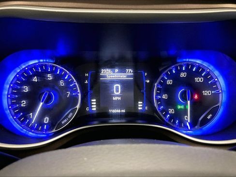 Used 2018 Chrysler Pacifica Touring-L FWD image 13