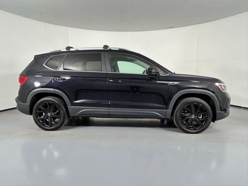 Used 2022 Volkswagen Taos SE w/ Panoramic Sunroof Package FWD image 8