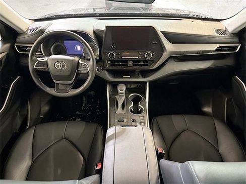 Used 2023 Toyota Highlander XLE image 10