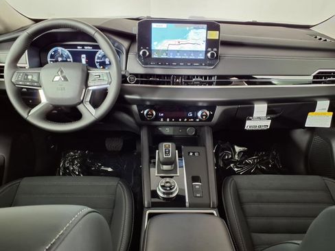 New 2025 Mitsubishi Outlander SE image 12