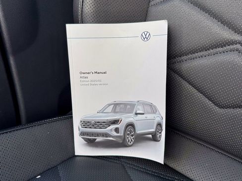Used 2025 Volkswagen Atlas SE image 31