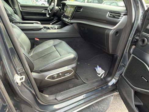 Used 2024 Jeep Wagoneer L Series II w/ Flexible Seating Group AWD/4WD image 18