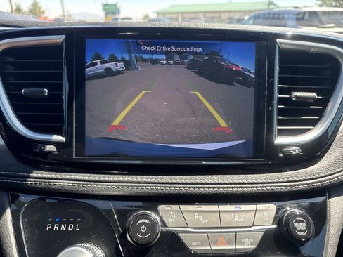 Used 2025 Chrysler Pacifica Limited FWD image 16