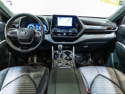 Used 2025 Toyota Highlander XSE AWD/4WD image 13