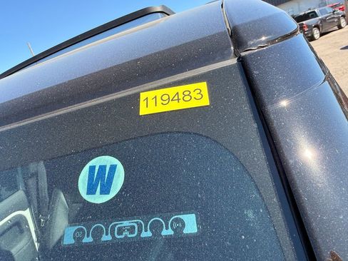 Used 2024 Land Rover Defender 130 X-Dynamic SE image 29