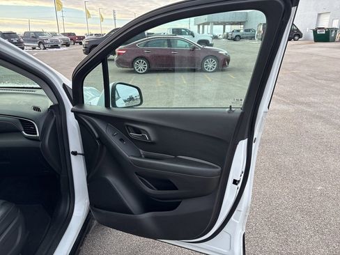 Used 2022 Chevrolet Trax LT w/ LT Convenience Package image 16