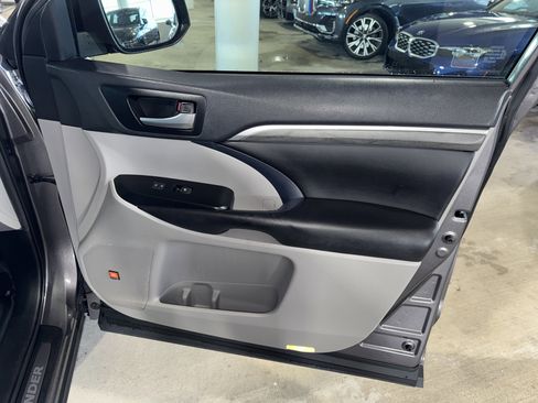 Used 2019 Toyota Highlander Limited w/ Phone Cable & Charge Package image 9