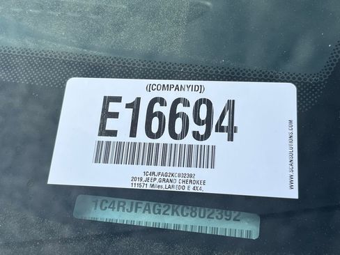 Used 2019 Jeep Grand Cherokee Laredo image 2