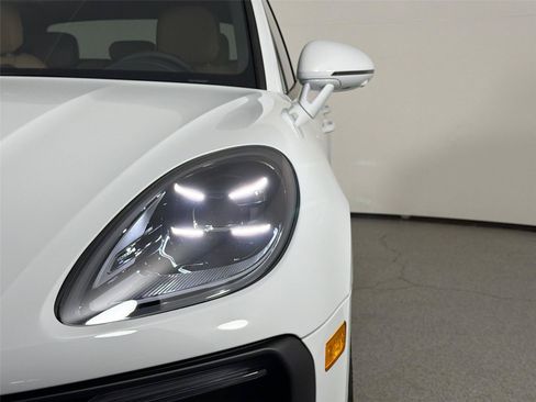 Certified 2026 Porsche Macan AWD/4WD image 15