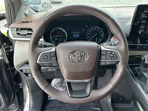 Certified 2023 Toyota Sienna Platinum FWD image 18