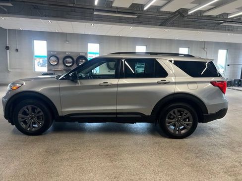 Used 2022 Ford Explorer XLT w/ Equipment Group 202A AWD/4WD image 12