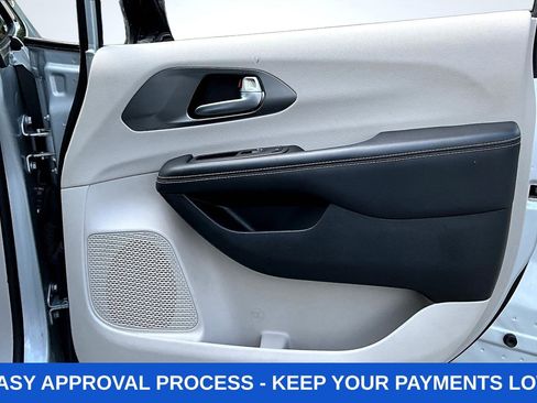 Used 2024 Chrysler Pacifica Touring-L FWD image 29