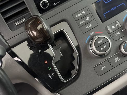 Used 2019 Toyota Sienna XLE w/ XLE Navigation Package FWD image 35