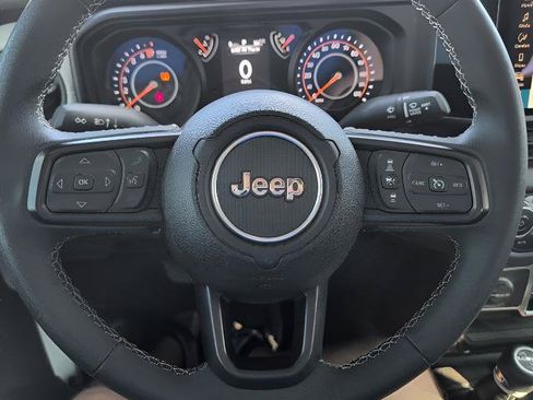 Used 2025 Jeep Gladiator Sport AWD/4WD image 12