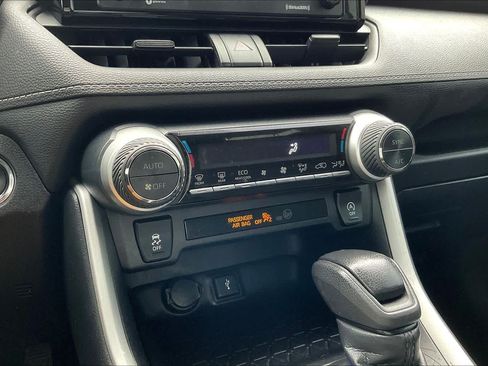 Used 2021 Toyota RAV4 XLE FWD image 31