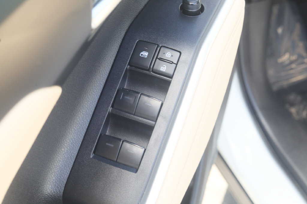 Used 2025 Toyota Highlander XLE AWD/4WD image 6