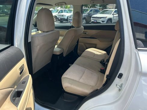 Used 2014 Mitsubishi Outlander SE AWD/4WD image 11