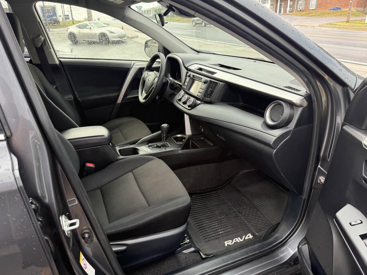 Used 2017 Toyota RAV4 LE AWD/4WD image 10