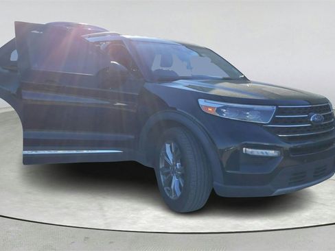 Used 2020 Ford Explorer XLT w/ Equipment Group 202A image 8