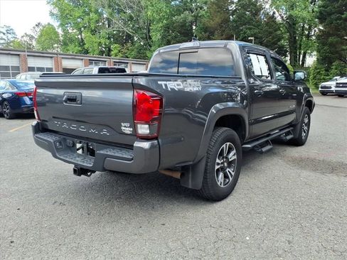 Used 2018 Toyota Tacoma TRD Sport AWD/4WD image 32